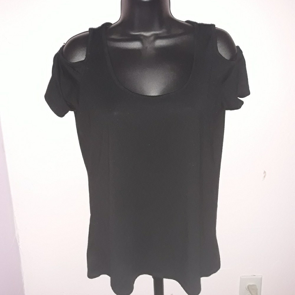 Simple shoulder-less black tee